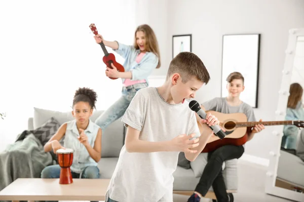 Nastoletnich muzyków grających i śpiewających w domu — Zdjęcie stockowe