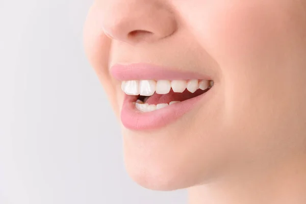 Woman with healthy teeth on light background, closeup — Stock Photo, Image