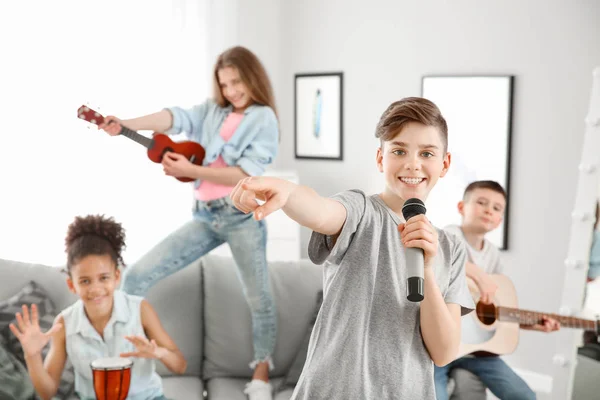 Adolescentes músicos tocando e cantando em casa — Fotografia de Stock