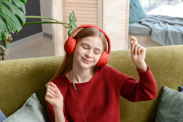 自宅で音楽を聴くかわいい十代の女の子 — ストック写真
