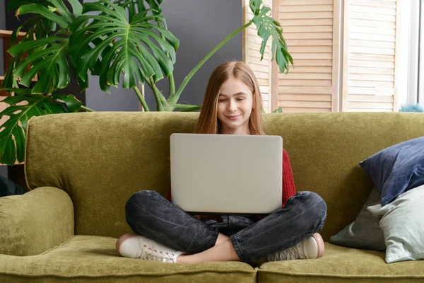 Carino ragazza adolescente con computer portatile a casa — Foto Stock