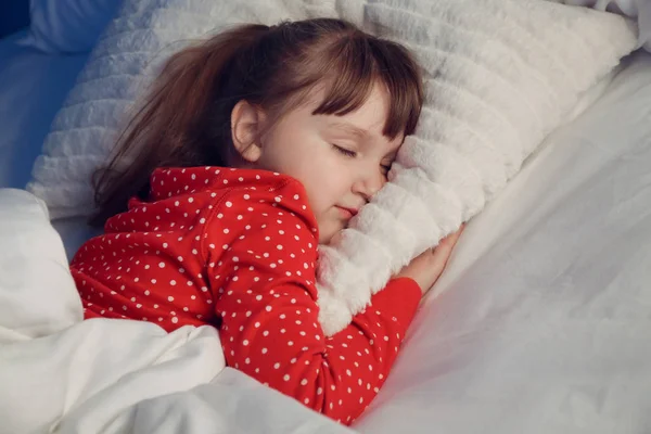 Menina bonito dormindo na cama à noite — Fotografia de Stock