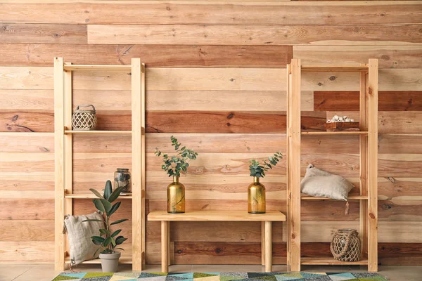 Wnętrze nowoczesnego pokoju z drewnianą ścianą — Zdjęcie stockowe