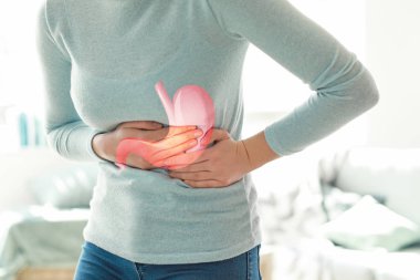 Evde mide ağrısı çeken genç kadın