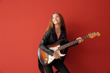 Genç kız renkli arka plan karşı gitar çalıyor