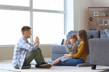 Evde işaret dilini kullanan sağır dilsiz aile