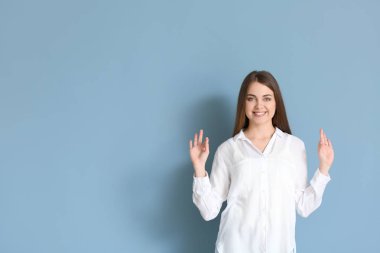 İşaret dilini arka planda kullanan sağır ve dilsiz bir kadın.