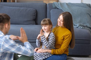Evde işaret dilini kullanan sağır dilsiz aile