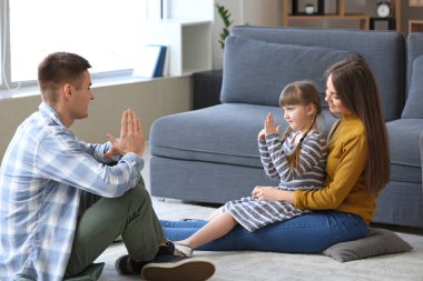 Evde işaret dilini kullanan sağır dilsiz aile