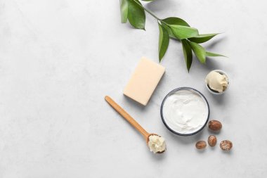 Hafif arka planda krem ve sabun ile Shea yağı