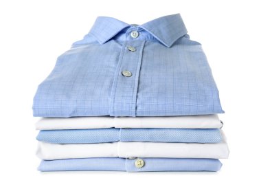 Beyaz arka plan temiz elbise yığını