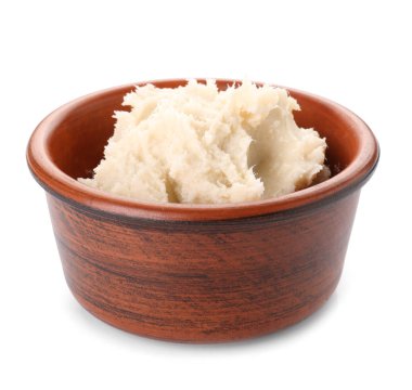 Beyaz arka planda Shea tereyağlı kase