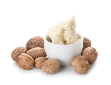 Beyaz arka planda Shea tereyağlı kase