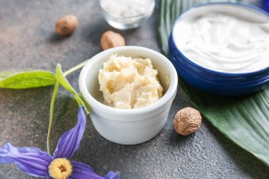 Gri arka plan üzerinde shea yağı ile Bowl