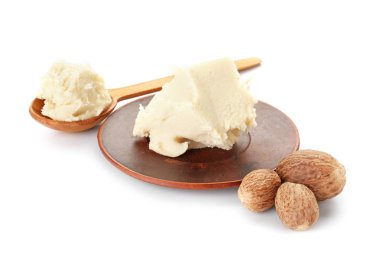 Beyaz arka plan üzerinde shea yağı ile tabak ve kaşık