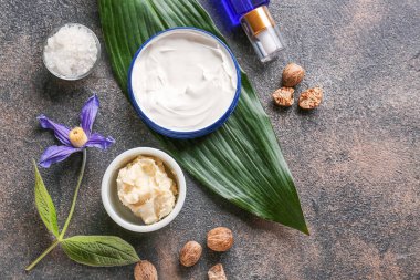 Gri arka planda kozmetik ürünleri ile Shea yağı