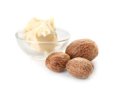 Beyaz arka planda Shea tereyağlı kase