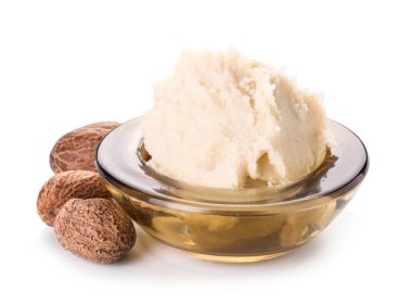 Beyaz arka planda Shea tereyağlı kase