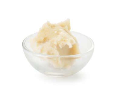 Beyaz arka planda Shea tereyağlı kase