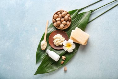 Renk arka planda sabun ve krem ile Shea tereyağı