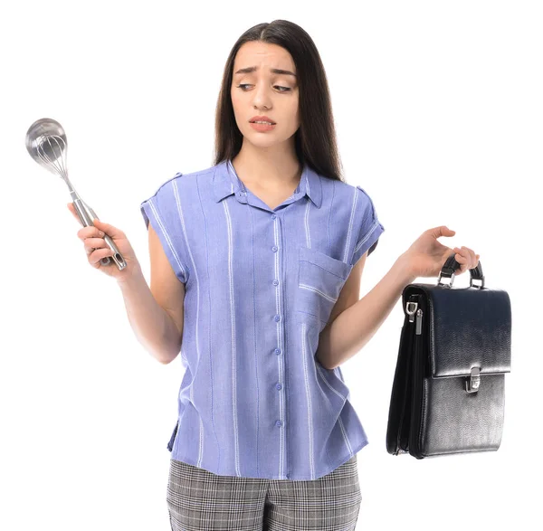 Beyaz arka plan üzerinde kepçe ve evrak çantası ile Düşünceli iş kadını — Stok fotoğraf