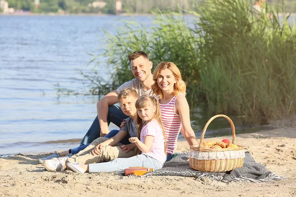 Szczęśliwa rodzina na letnim pikniku w pobliżu rzeki — Zdjęcie stockowe