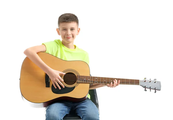 Tonårs pojke som spelar gitarr mot vit bakgrund — Stockfoto