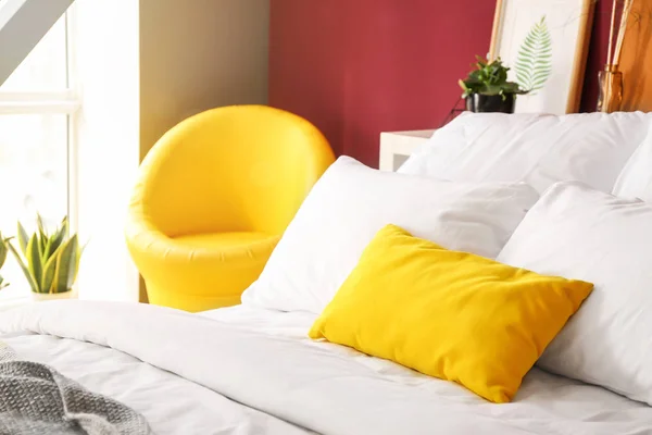 Wygodne łóżko w nowoczesnym pokoju — Zdjęcie stockowe