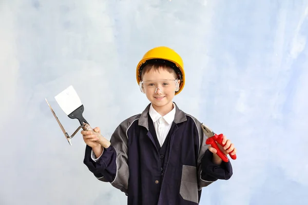 Carino piccolo costruttore su sfondo di colore — Foto Stock