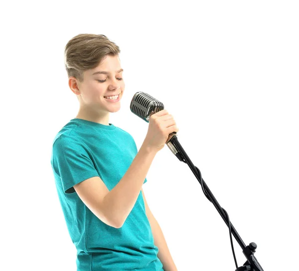 Adolescente con micrófono cantando sobre fondo blanco — Foto de Stock