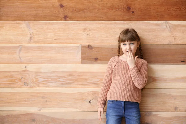 Menina surda mudo bonito usando linguagem de sinais em fundo de madeira — Fotografia de Stock