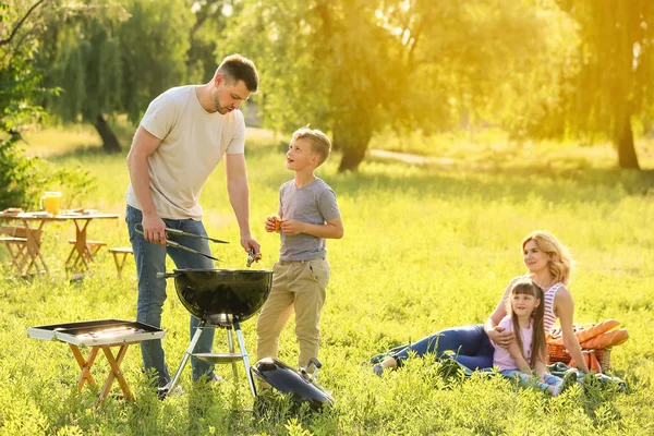 Família feliz no piquenique de verão no parque — Fotografia de Stock