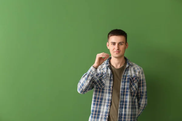 Jonge doven Mute man met gebarentaal op kleur achtergrond — Stockfoto