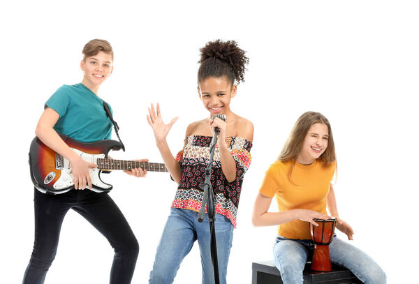 Юные музыканты играют на белом фоне
