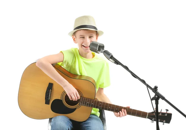 Tonårs pojke som spelar gitarr och sjunger mot vit bakgrund — Stockfoto