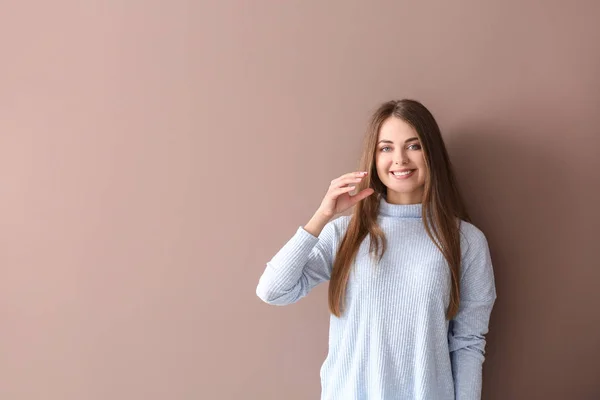 Ung döv stum kvinna med teckenspråk på färg bakgrund — Stockfoto