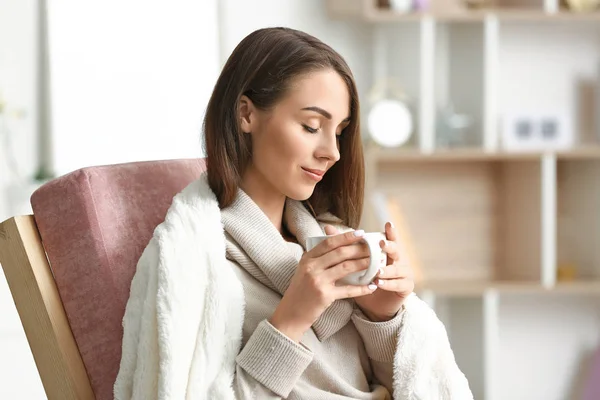 漂亮的年轻女子在家里喝茶 — 图库照片