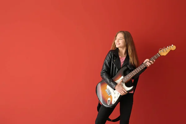 Tizenéves lány gitározni a színes háttér — Stock Fotó