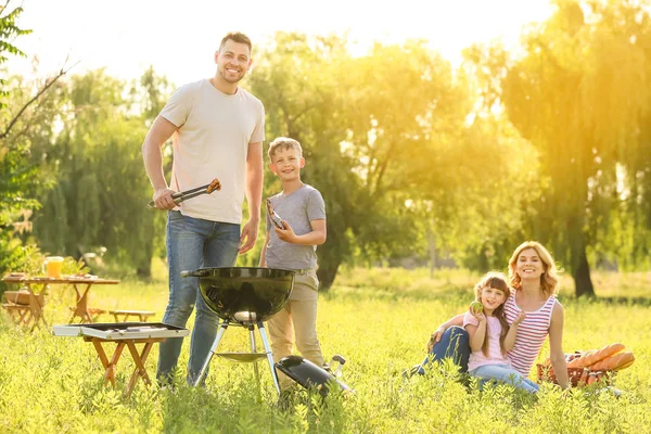 Glückliche Familie beim Sommerpicknick im Park — Stockfoto