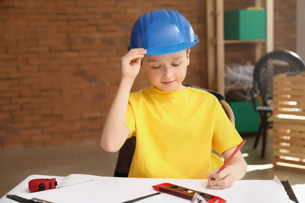 Lindo pequeño arquitecto en la mesa en el interior — Foto de Stock