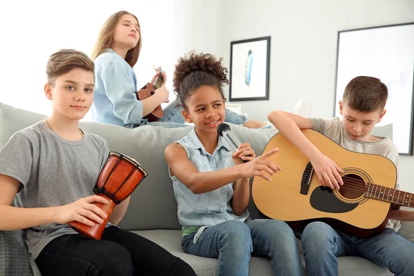 Adolescentes músicos tocando e cantando em casa — Fotografia de Stock