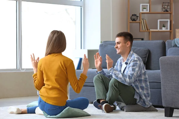 Pareja muda sorda usando lenguaje de señas en casa — Foto de Stock