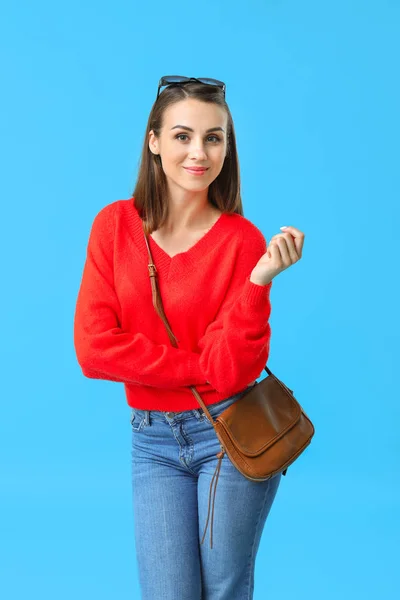 Hermosa mujer joven de moda en el fondo de color —  Fotos de Stock