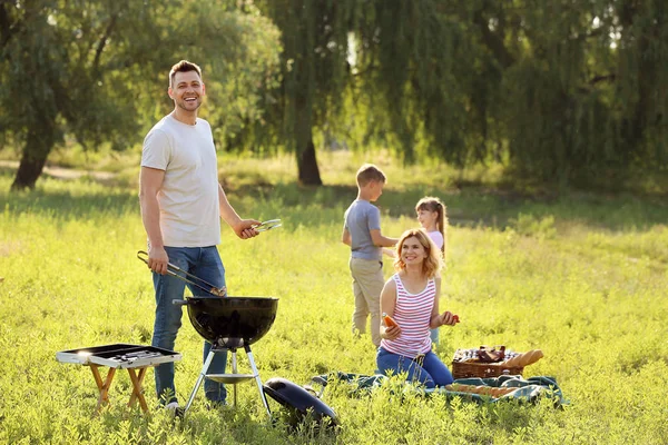 Familia feliz en el picnic de verano en el parque —  Fotos de Stock