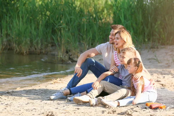 Familia feliz en el picnic de verano cerca del río —  Fotos de Stock