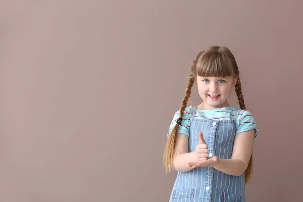 색상 배경에 수화를 사용하여 귀여운 청각 장애인 음소거 소녀 — 스톡 사진