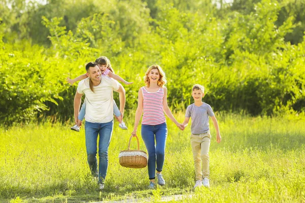 여름날 공원에서 걷는 행복한 가족 — 스톡 사진