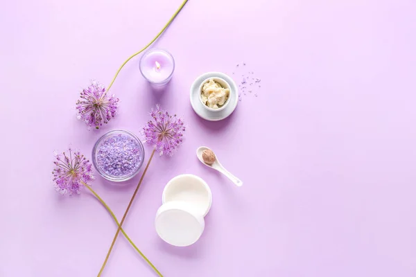 Beurre de karité avec produits cosmétiques et bougie sur fond de couleur — Photo