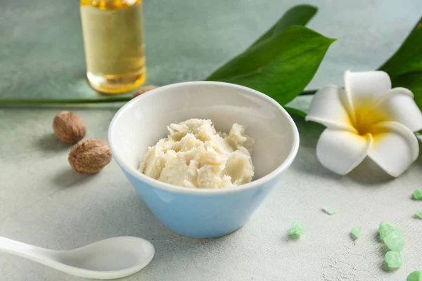 Bowl with shea butter on light background — Stock Photo, Image