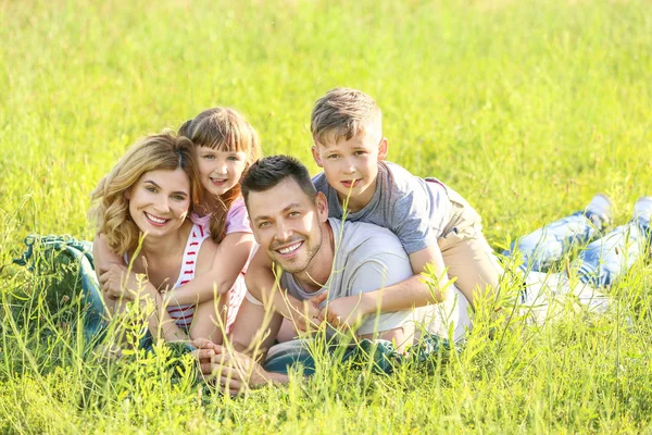 Familia feliz en el parque en el día de verano — Foto de Stock